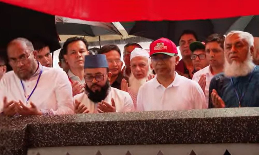 সিলেট পৌঁছে মাজার জিয়ারত করলেন তারেক রহমান